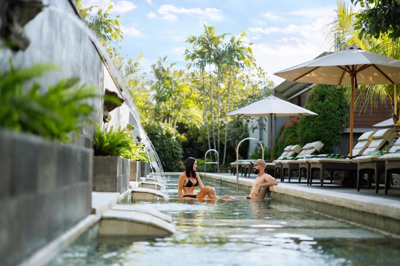 Bali Dynasty Resort Kuta Lombok Exterior foto The swimming pool at the hotel