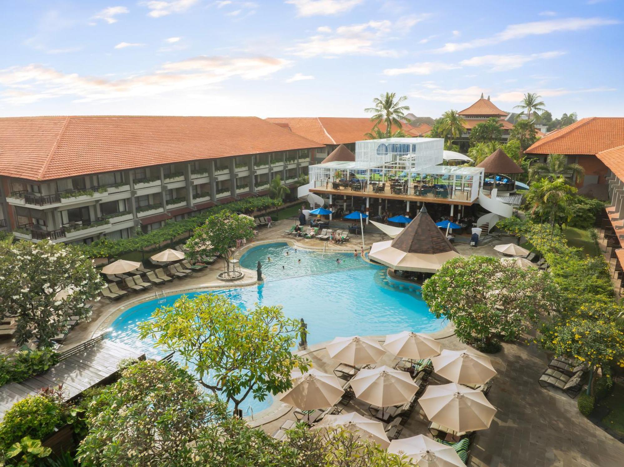 Bali Dynasty Resort Kuta Lombok Exterior foto The pool at the hotel