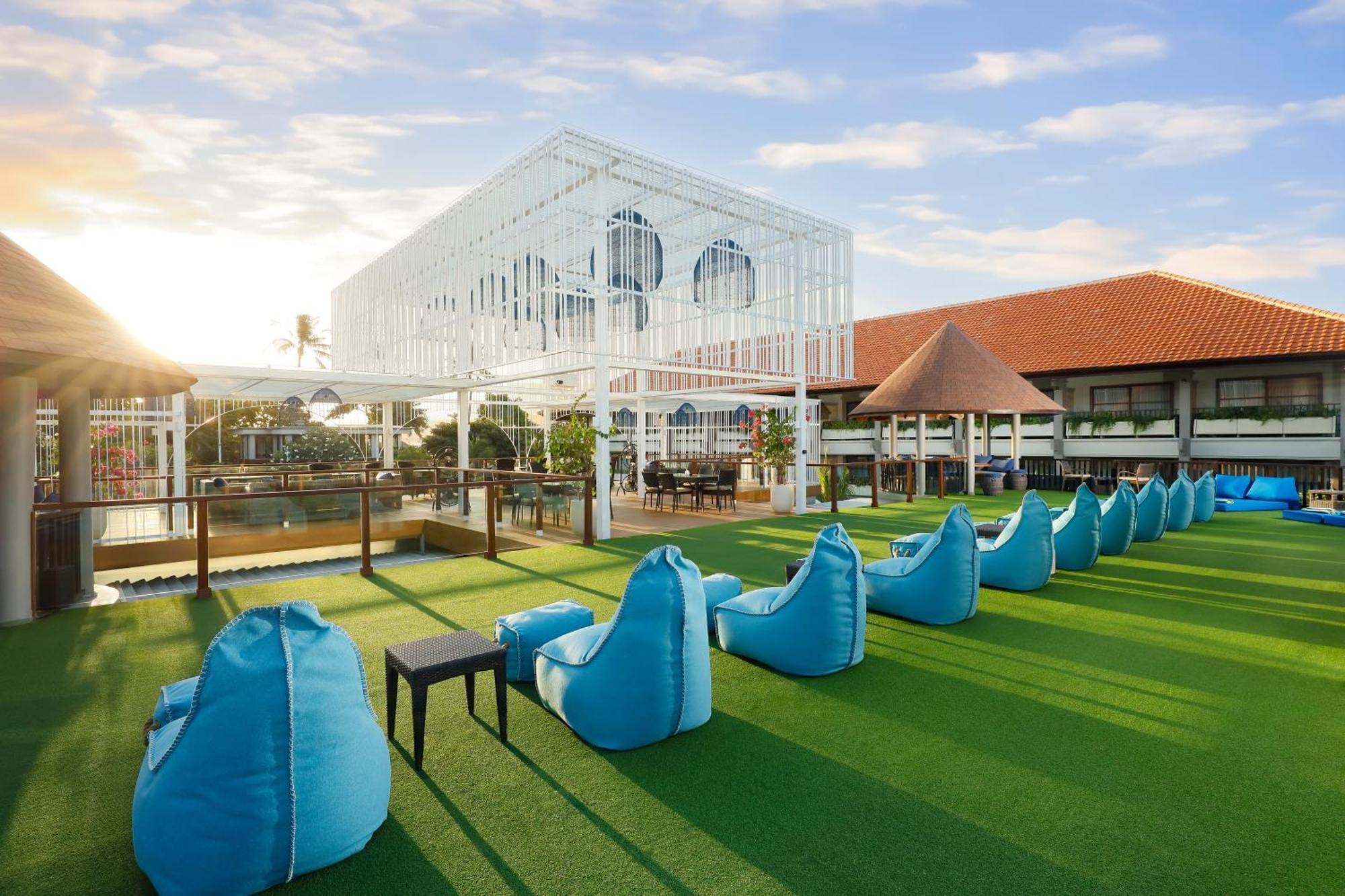Bali Dynasty Resort Kuta Lombok Exterior foto The rooftop bar at the hotel